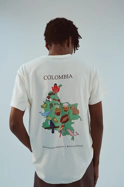 Camiseta crudo vista por la espalda, con el mapa de Colombia ilustrado y la frase «Diversa, pluriétnica y multicultural»